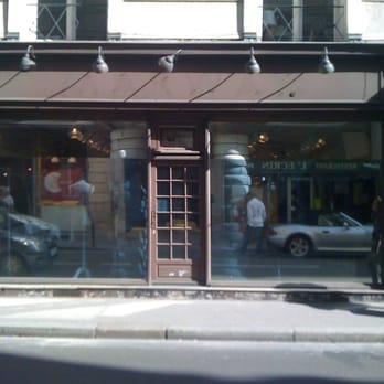 Maison Martin Margiela - La vitrine de la boutique - Men's Clothing Near Me - Paris, 75 Maison Martin Margiela - La vitrine de la boutique - Men's Clothing Near Me - Paris, 75