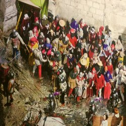 Panorama XXL - Menschen vor der Kirche.