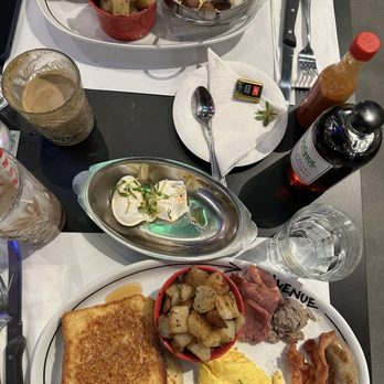 L’Avenue - Breakfast & Brunch Near Me - Toronto, Ontario
