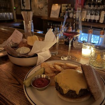 Red Hook Tavern - Dry Aged Cheeseburger and Fish and Chips - American Near Me - Brooklyn, New York