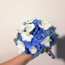 Die Straussbar - Brautstrauß aus blauen Hortensien und Miniorchideen