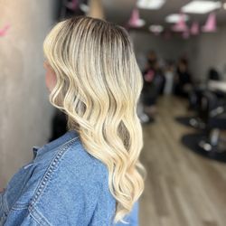 Blendy Beauty Studio - Vanilla Blonde with a root shadow