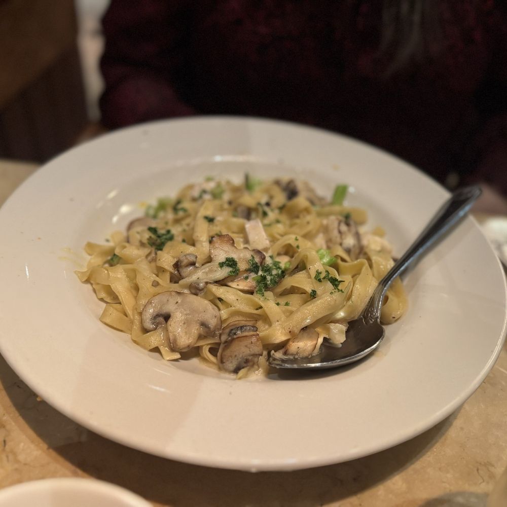 The Cheesecake Factory - Fettuccine Alfredo with sautéed chicken, mushrooms and broccoli. - American Near Me - Cherry Hill, New Jersey The Cheesecake Factory - Fettuccine Alfredo with sautéed chicken, mushrooms and broccoli. - American Near Me - Cherry Hill, New Jersey