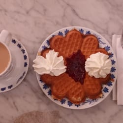 Vaffelbageriet - Lækre hjertevafler med syltetøj og flødeskum. Kaffe med fløde.