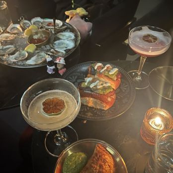 Botonica - dogs in the middle - Cocktail Bars Near Me - Houston, Texas