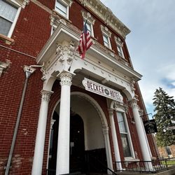 Decker Hotel & Restaurant