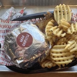 Mad Chicken - Chipotle sandwich & fries