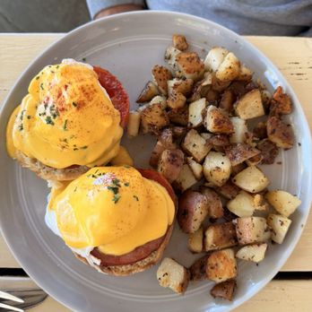 Cafe Dantorels - Classic egg Benedict with country style potatoes - Cafes Near Me - Sacramento, California Cafe Dantorels - Classic egg Benedict with country style potatoes - Cafes Near Me - Sacramento, California