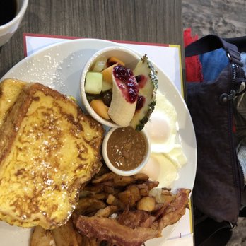 Petinos - Eggs bacon french toast - Breakfast & Brunch Near Me - Blainville, Quebec Petinos - Eggs bacon french toast - Breakfast & Brunch Near Me - Blainville, Quebec