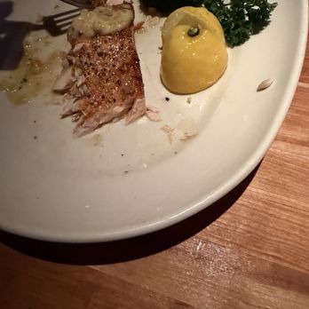 Houston's Restaurant - Salmón - Steakhouses Near Me - Pasadena, California