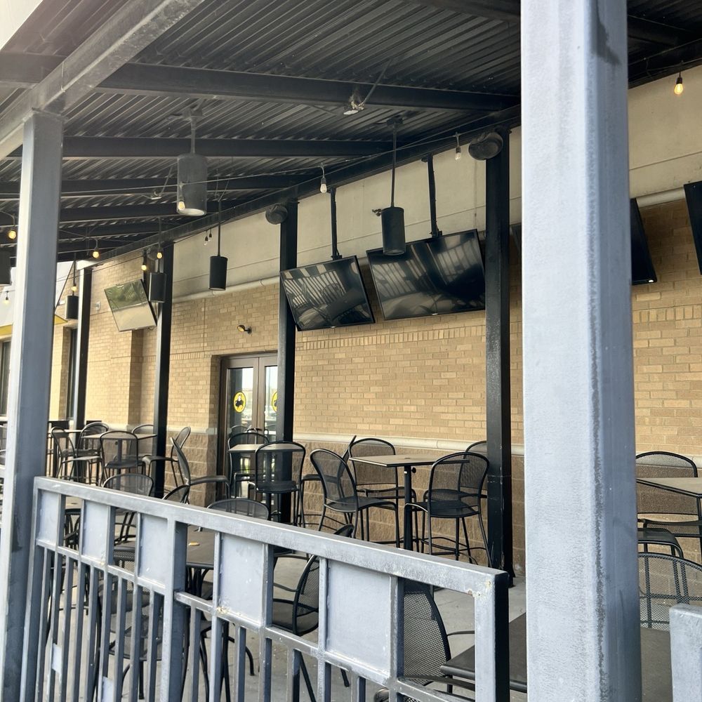 Buffalo Wild Wings - Patio seating - American Near Me - Council Bluffs, Iowa