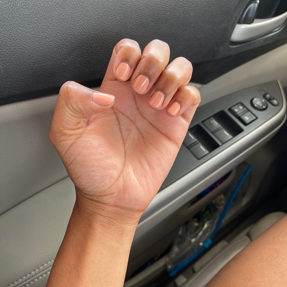 Gel Nail in Creamy Peach