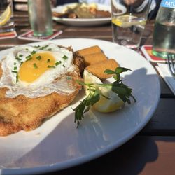 Wirtshaus Zehlendorfer Hof - Mittagstisch | Hamburger Schnitzel/Kroketten und viel Sonne