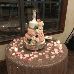 This table cloth was given as an extra gift, and Tammy decorated the cake very artistically. This table cloth was given as an extra gift, and Tammy decorated the cake very artistically.