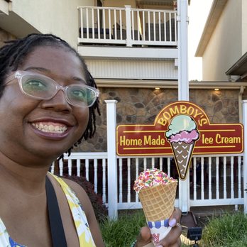 Bomboy's Candy - Grabbing Ice cream on a Sunday Stroll - Ice Cream & Frozen Yogurt Near Me - Havre de Grace, Maryland