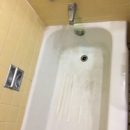 Bath Tub: Disgusting / Filthy! Would you take a shower or a bath in here? Bath Tub: Disgusting / Filthy! Would you take a shower or a bath in here?