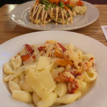 Side Street Cafe - Lobster Mac & Fish Cakes - American Near Me - Bar Harbor, Maine