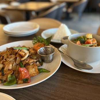 Canadian Thai - Pad see ew, panang curry - Thai Near Me - Toronto, Ontario