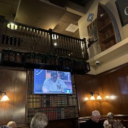 Victoria Pub & Grill - Sports tvs