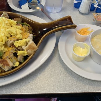 40th Street Cafe - Chicken and Veggie Skillet and yummy grits - Diners Near Me - Phoenix, Arizona