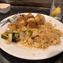 Yummy scallops, stir fried vegetables, and fried rice! Yummy scallops, stir fried vegetables, and fried rice!