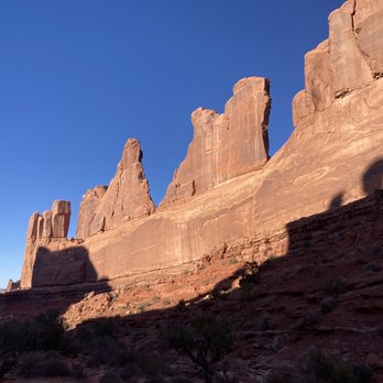 Arches National Park - Park Avenue in late afternoon - Parks Near Me Arches National Park - Park Avenue in late afternoon - Parks Near Me
