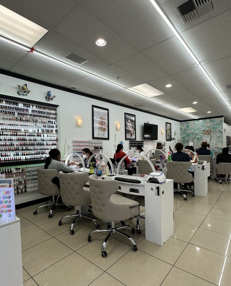 Herbal Nails & Spa Logo