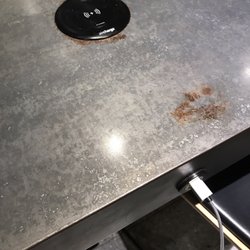 麥當勞 - Wireless charging and USB ports