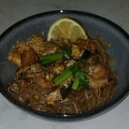 Photo looks bigger than it is. This is a small soup bowl. Photo looks bigger than it is. This is a small soup bowl.