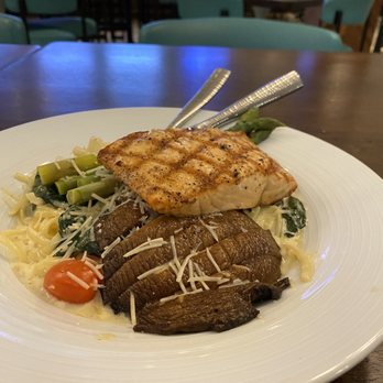 Sessions - Vegetarian Linguini Pasta with blackened Grilled Salmon - American Near Me - Daytona Beach, Florida