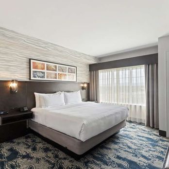 DoubleTree by Hilton Front Royal Blue Ridge Shadows - Guest room - Hotels Near Me - Front Royal, Virginia