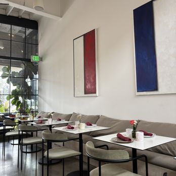 LA Puglia - Elegant interior - Italian Near Me - Santa Monica, California