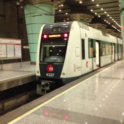 Metro Avenida del Cid - Casi no caben en la vía.