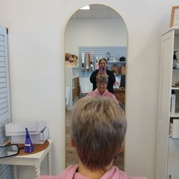 Love the way the nape of her neck looks! Love the way the nape of her neck looks!