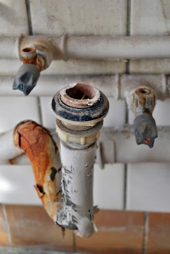 Slide of Drain Pros & Plumbing Experts