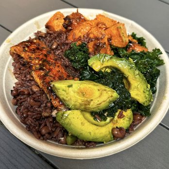 ākra Eatery - Base: Waakye Protein: Pan-seared Salmon Sides: Kale, sweet potatoes and avacadoes Condiment: Spicy Honey - African Near Me - Worcester, Massachusetts