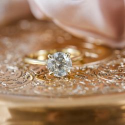 The Diamond Reserve - Classic Round Brilliant Set in a Yellow Gold Solitaire