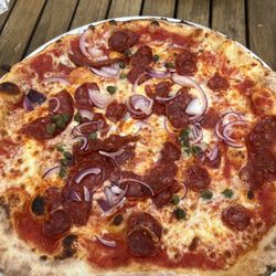 Peperoncini Obergrund - Pizza with spicy salami, onions and capers