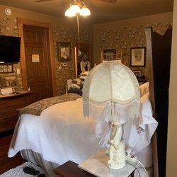 The Queen A Victorian Bed & Breakfast - Bedroom