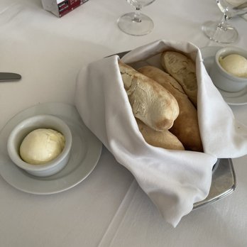 Ruth's Chris Steak House - Fresh warm bread with whipped butter - Steakhouses Near Me - Cancún, ROO