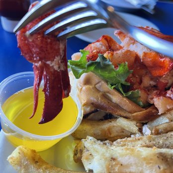 Boston Sail Loft - Hot Lobster Roll - Bars Near Me - Boston, Massachusetts