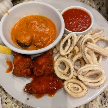 Genti's Italian Restaurant - Sampler Platter (calamari, wings, mushroom) - Pizza Near Me - Hickory Creek, Texas