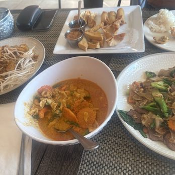 Sabai Sabai Thai Kitchen - Chicken panag curry, tofu with mixed vegetables, beef pad see ew, Thai noodles - Thai Near Me - Oceanside, California