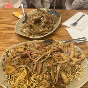H K Wonton Garden - P4. Pan Chow Fun with Sliced Beef & Vegetables P11. Pan Fried Noodles with Sliced Ham & Vegetables - Cantonese Near Me - New York, New York