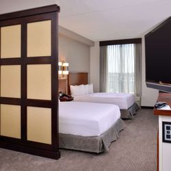 Hyatt Place Garden City - Guest Room
