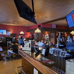 Me-n-Ed's Pizza Parlor - Dining area