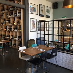 2takt Cafe & Brasserie - Inrichting van het restaurant incl. Het grote wijnrek.