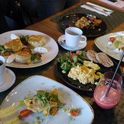 Marc et Bella - The scramble egg was my favorite! (one on the black plate). The grapefruit juice was definitely good add to fresh morning.