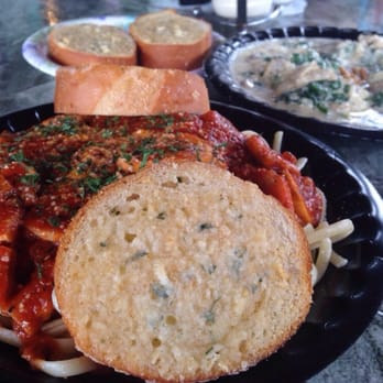 Spaghettini - Chicken marinara with garlic bread - Italian Near Me - Haleiwa, Hawaii Spaghettini - Chicken marinara with garlic bread - Italian Near Me - Haleiwa, Hawaii