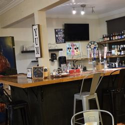 Holly Jo's Creekside Grill - The bar of the main dining room.